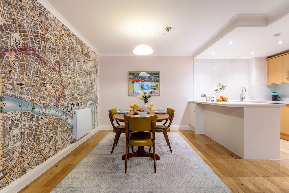 Spacious 2BR House by Madame Tussauds