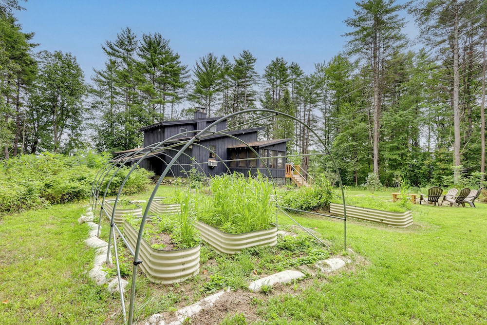 7 Mi to Glens Falls: Peaceful Retreat w/ Game Room