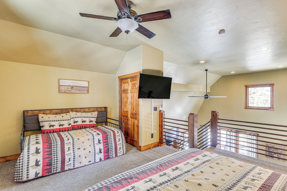 5 Mi to Terry Peak: Spacious Lead Cabin w/ Hot Tub