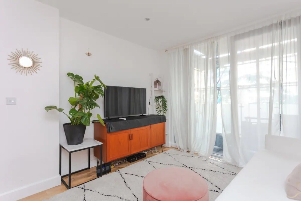 Fantastic 1 Bedroom Apartment in East London With Balcony