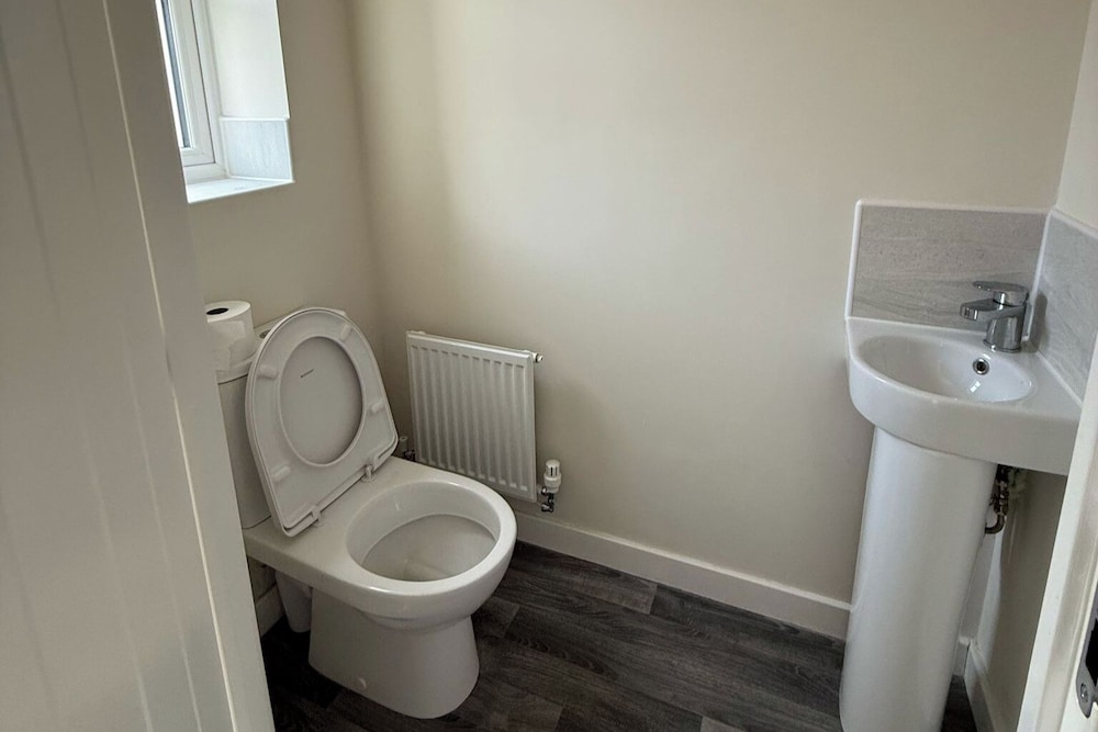 Central 2 Bed Home - Parking, Ev Point, Garden