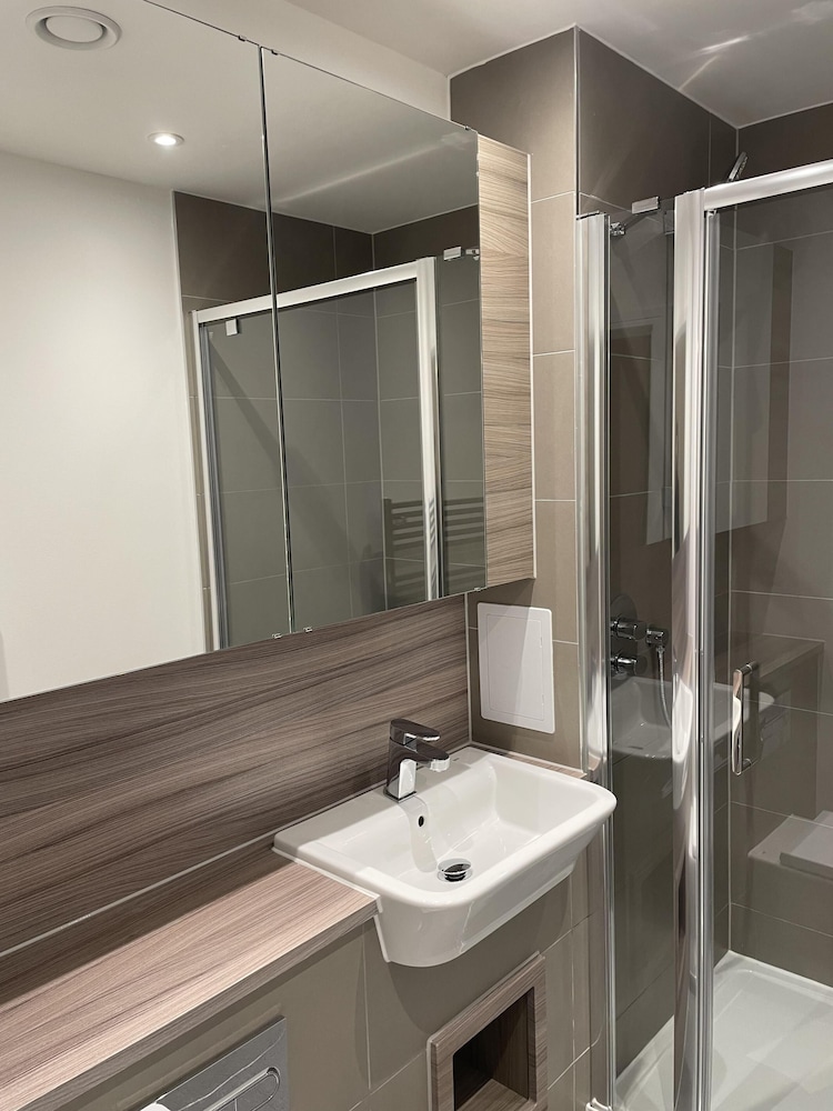2 Bedroom Luxury Apartment in Barking