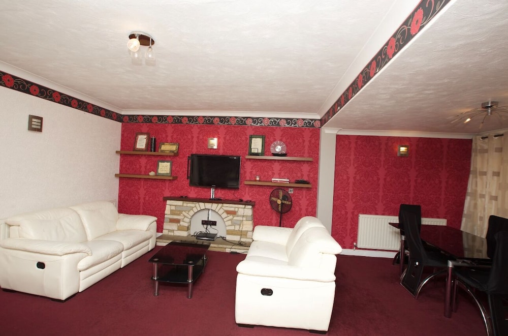 Stunning Spacious Bungalow With Ample Parking