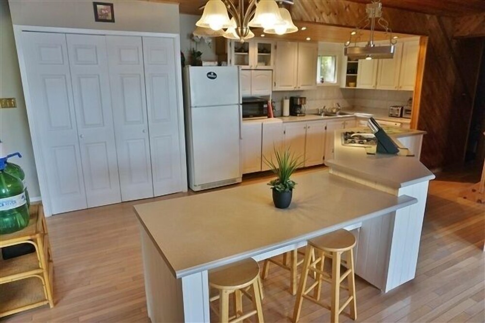 455 Faraday Lake 3 Bedroom Cottage