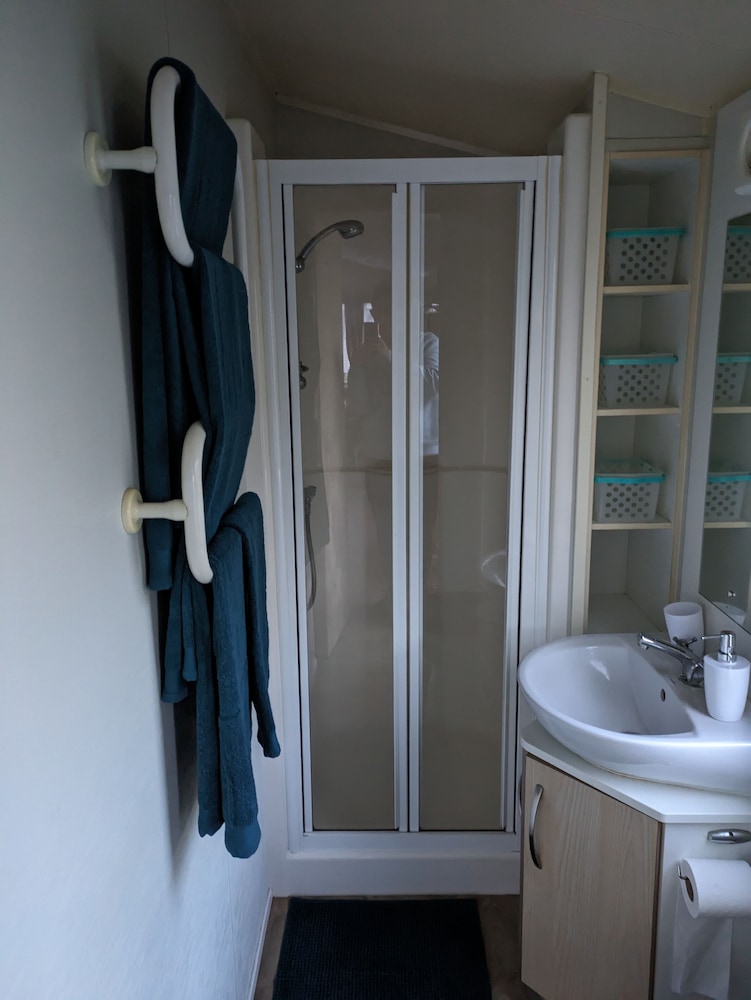 Homely 2 bed Caravan in Portland Dorset view 4