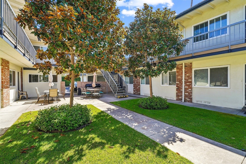 Beautiful 2 Bed Beach Condo #104 2 Bedroom Condo by RedAwning
