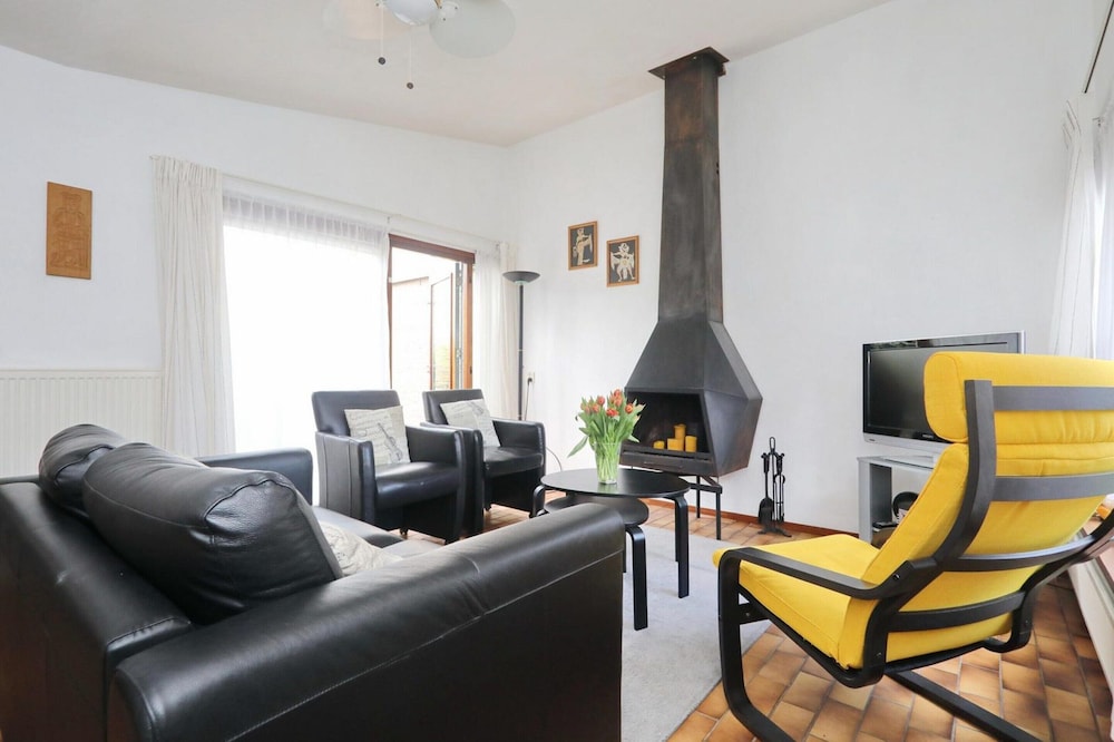 Spacious Holiday Home Near Forest