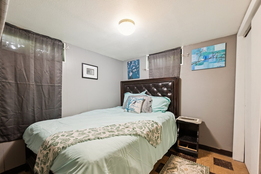 Charming Home Near Unc & Dt Greeley 5 Bedroom Home