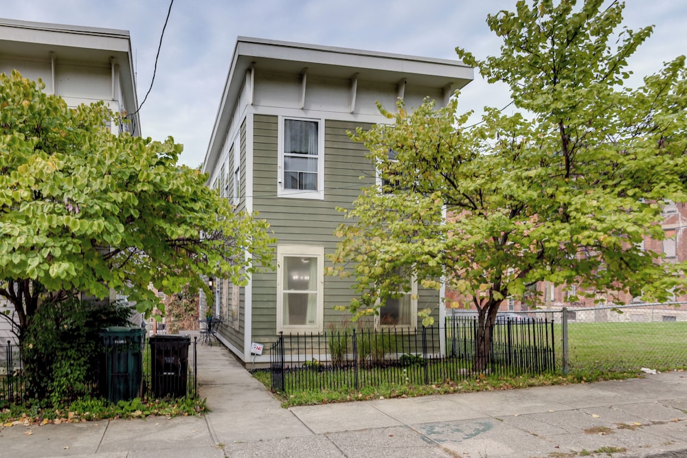 Queen City Charm Near University & Hospitals!