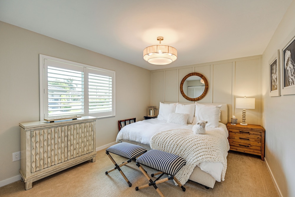 2 Mi to South Beach: Waterfront Home w/ Lanai!