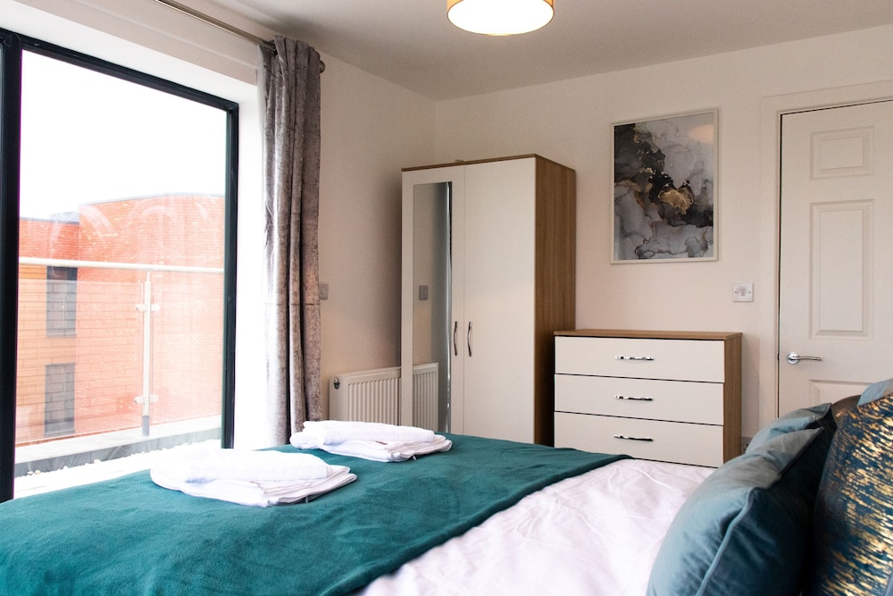 Livestay - 2bed Penthouse With Wrap Around Balcony view 3