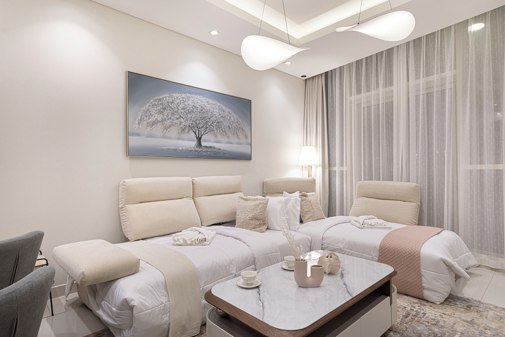 DAMAC Suites by Hostiva – Burj & Fountain
