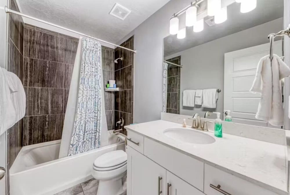 The Modern Villa - Pet Friendly 3 Bedroom Townhouse