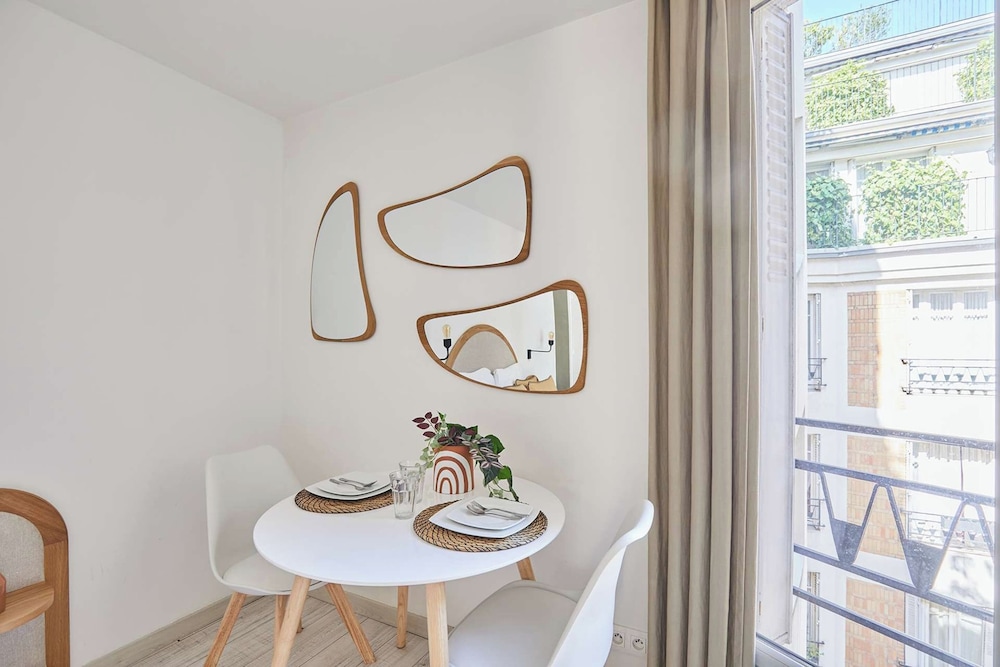 22 m2 Studio Located on the 6th Floor With Elevator: - 1 Bedroom With 140 cm Double bed - Television, Wifi - Equipped Kitchen - 1 Bathroom With Shower and 