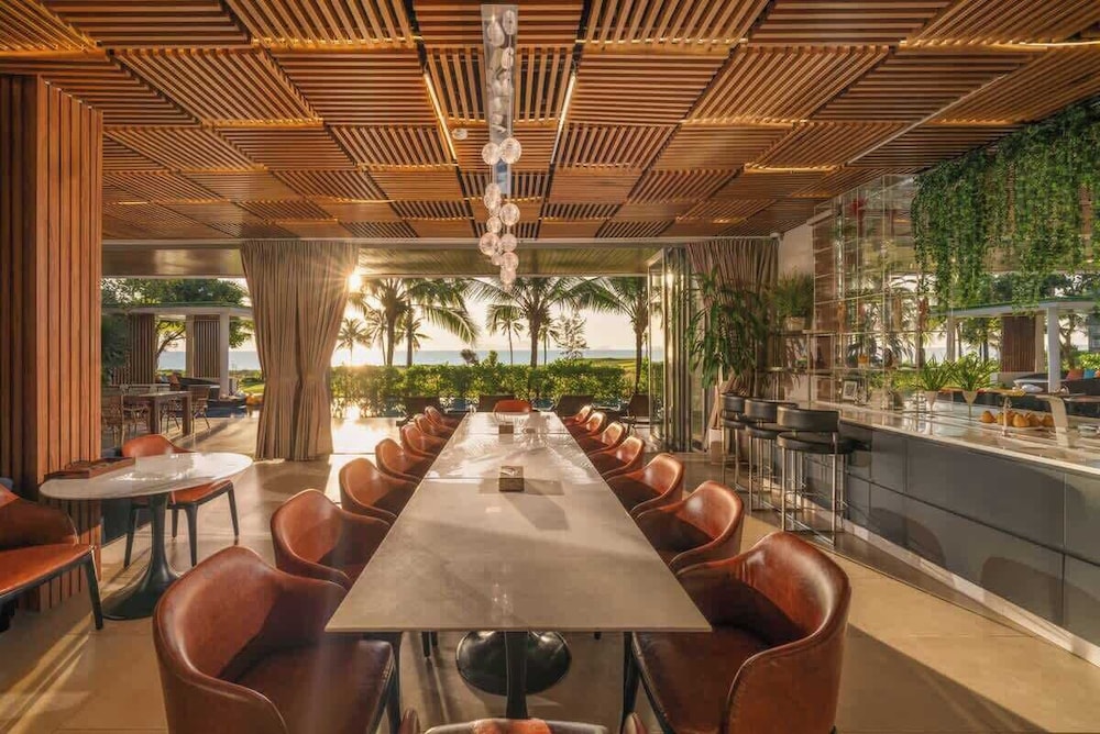 8BR Beachfront Eden: Luxury Events & Getaways