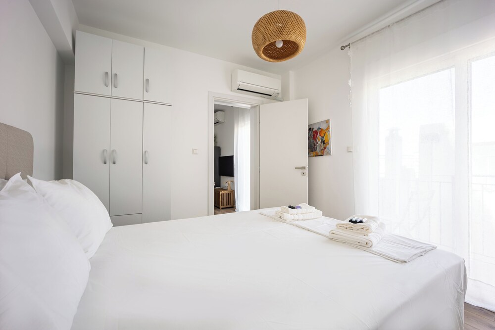 Cozy 2BR Near Metro Acropolis View