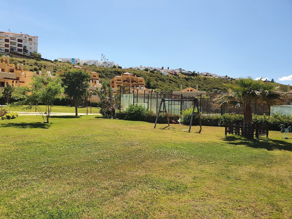3 Bed Penthouse - Sleeps 8 - Pool - Sea View