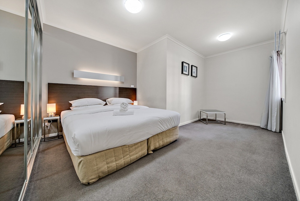 Comfy 2-bed Near the Lake With Secure Parking