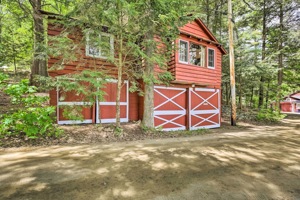 Rustic Berkshires Cottage at Lake Buel w/ Kayaks!