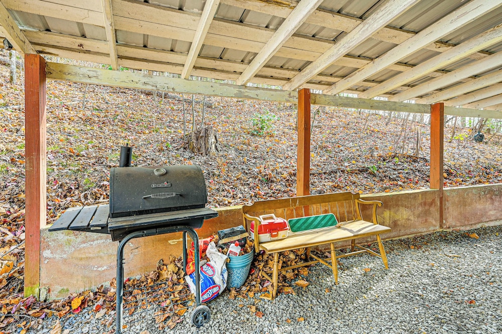 5 Mi to Blue Ridge Parkway: Mountain Cabin in Cana