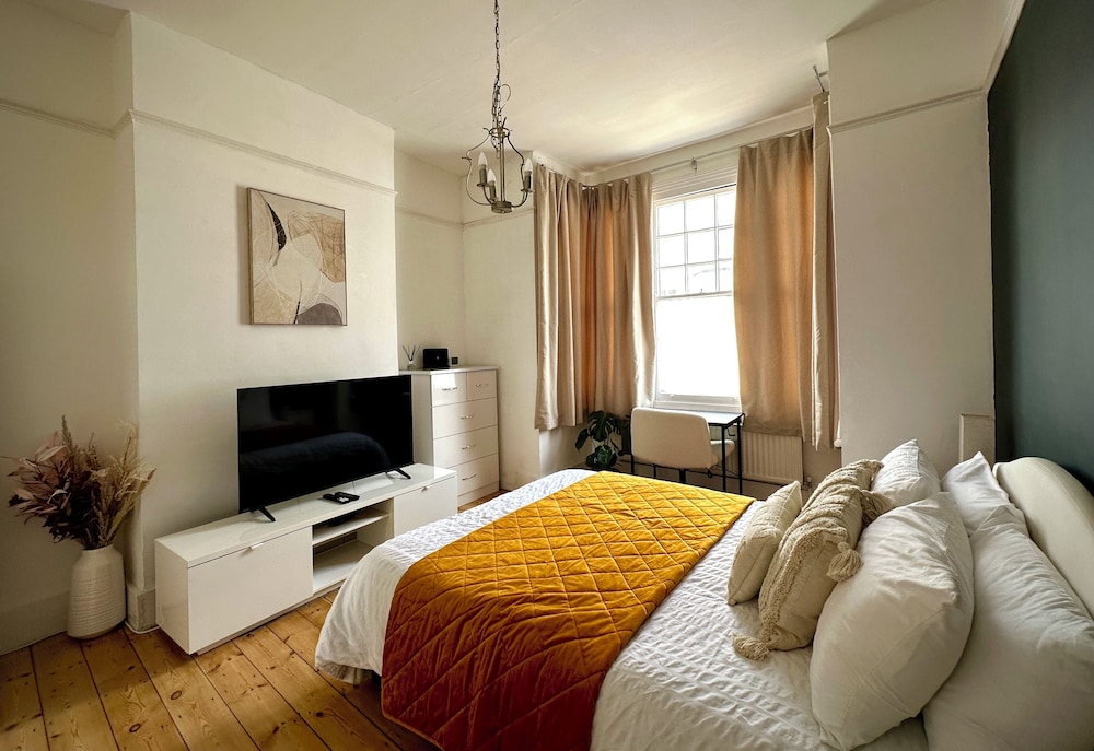 Fulham Tranquil 2BD King Bed Home w/ Parking & Gdn