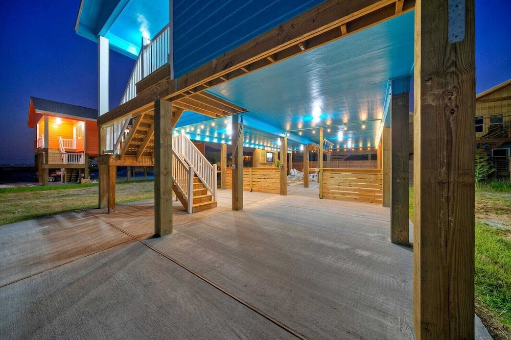 Sleeps 24 2 Homes, Priv Pool, Swing Bar, Patio Lounge Near Nature Preserve