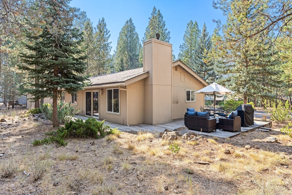 2 Killdeer Home features Private Hot Tub and Bikes to Explore Sunriver by RedAwning view 5