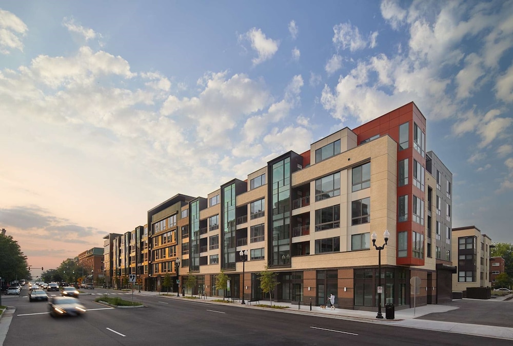 Global Luxury Suites Clarendon Metro view 5