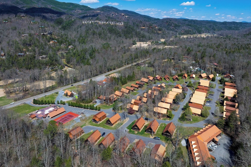 Hot Tub + Foosball Access to Pool, Tennis, Gym Chill'n in the Smokies