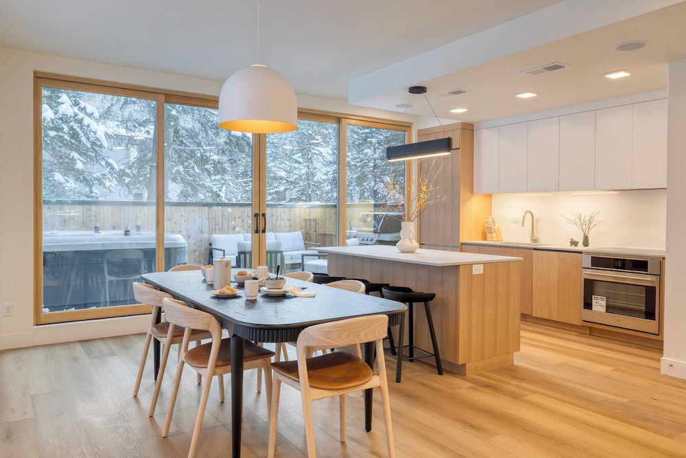 Parkview Mountain House Luxury Ski Home w/ Hot Tub Near Trails & Downtown