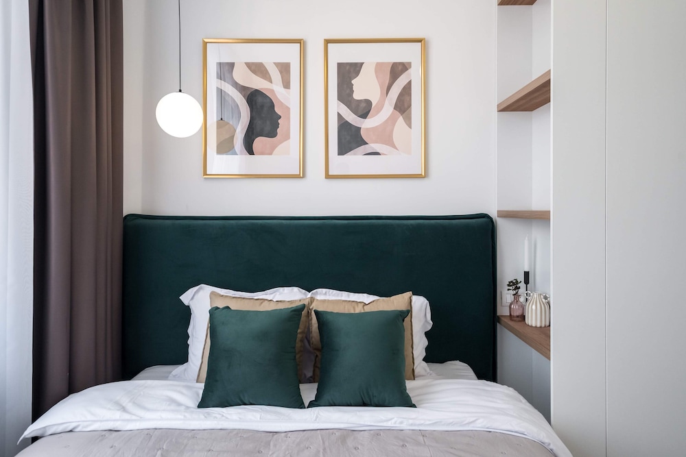 Contemporary Aparthotel 2-BR Flats Near Old Town, Quiet & Serene