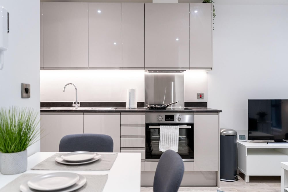 Seven Living Residences Solihull - 1 Bed Apartment Close to NEC and BHX view 3