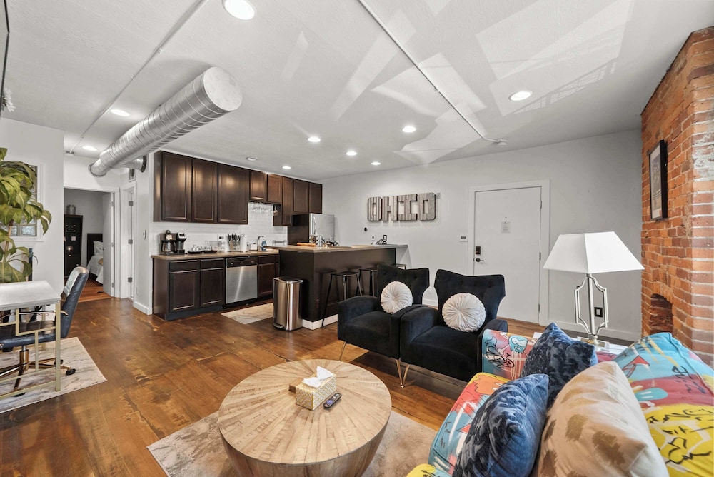 Short North Lounge Stay for 2