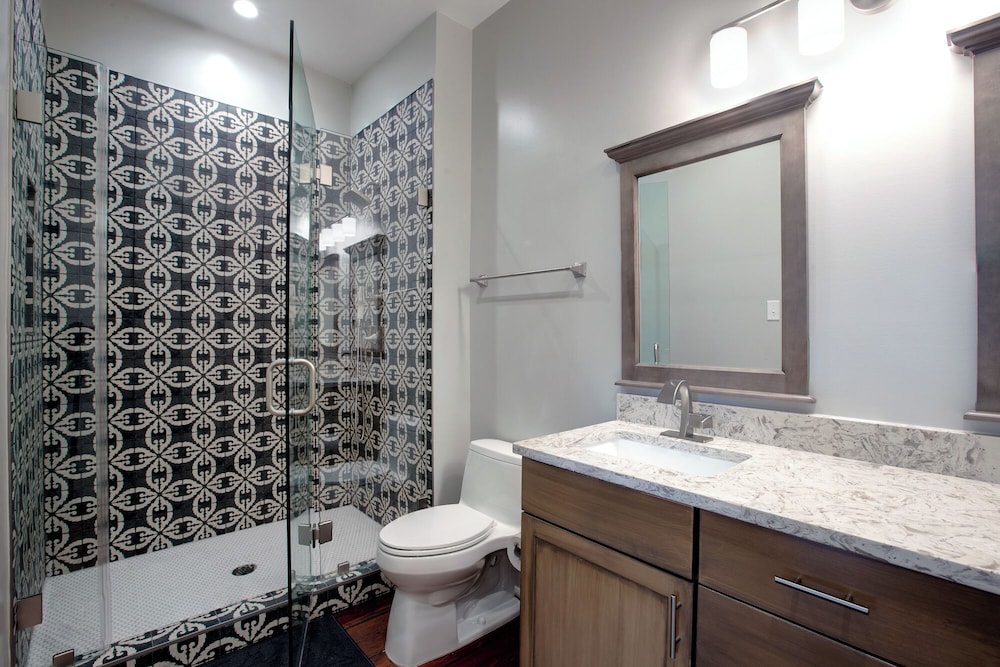 Newly Renovated 4 bed 3 bath & 2 Parking