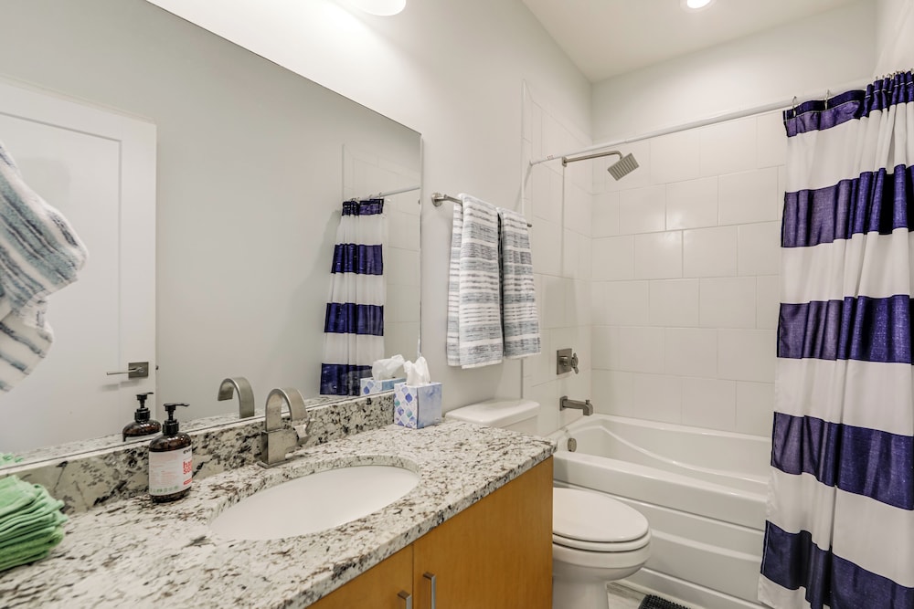 7 Mi to Dtwn Asheville: Apt w/ Sauna Access!