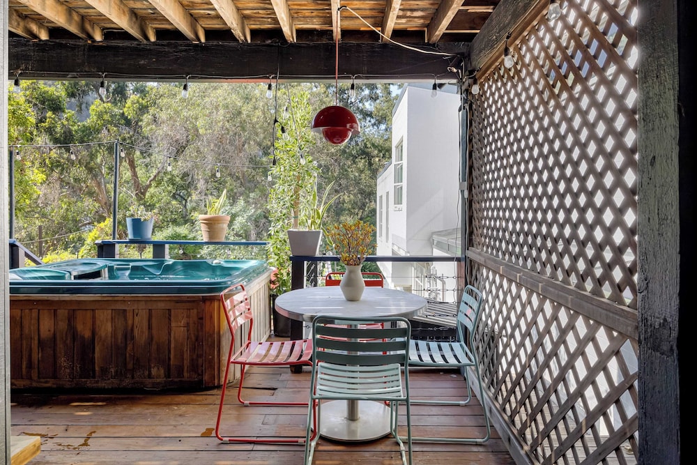 Chic LA Hideaway w/ Soaking Tub, Firepit Lounge & Tranquil Backyard