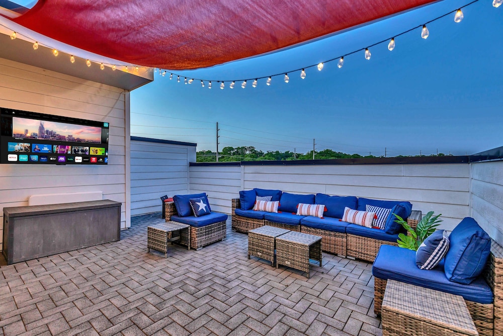 New Rooftop With City Views Game Room DT Nash
