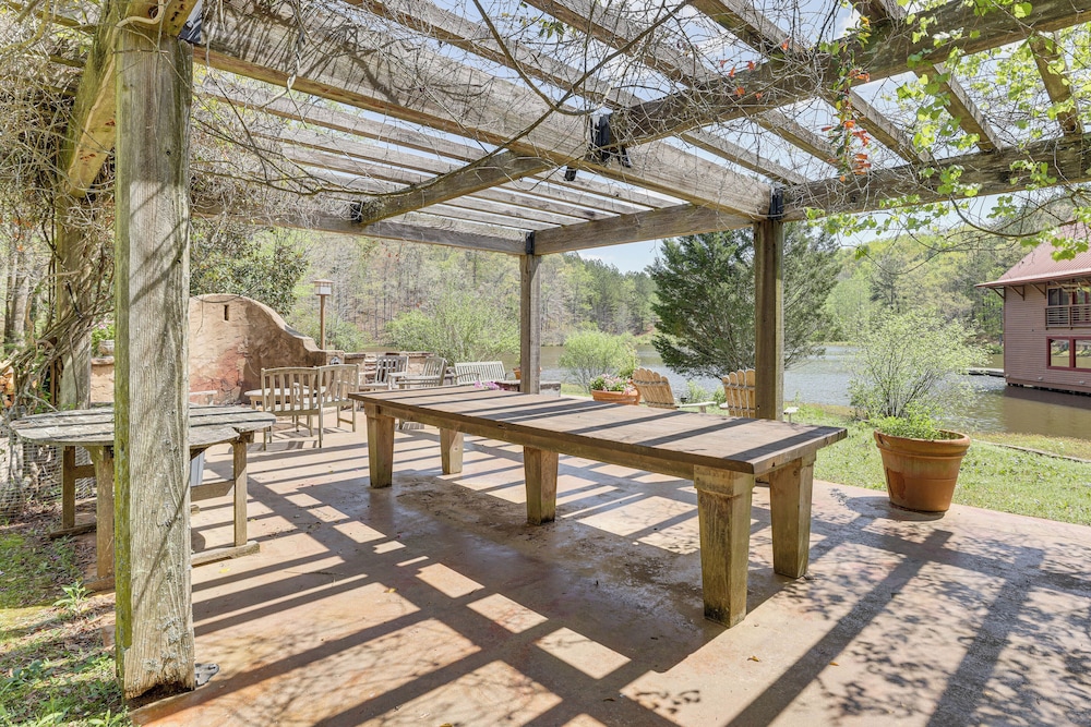 2 Docks + Paddleboard: Lakefront Alabama Retreat!