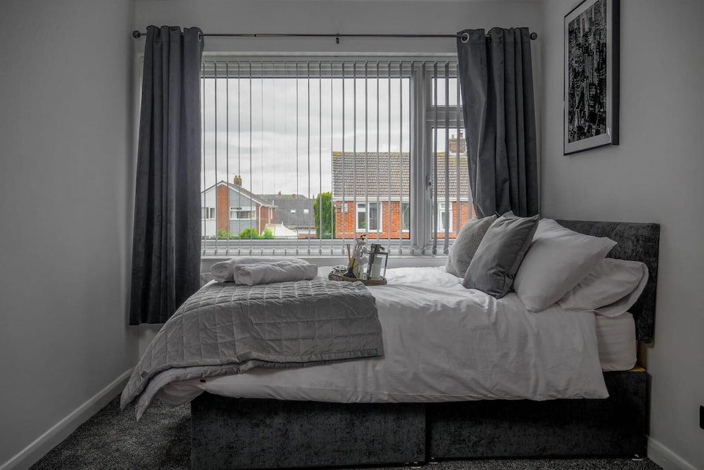Stylish 4 Bed Apartment- Private Garden & Sleeps 8