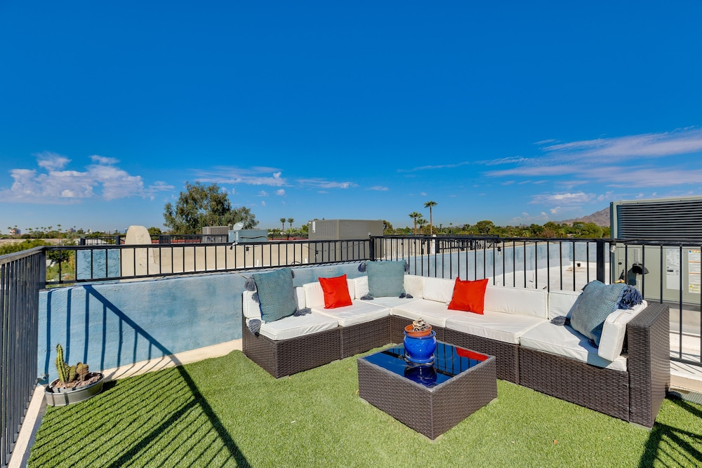 Rooftop Patio, Skyline Views: Phoenix Townhome!