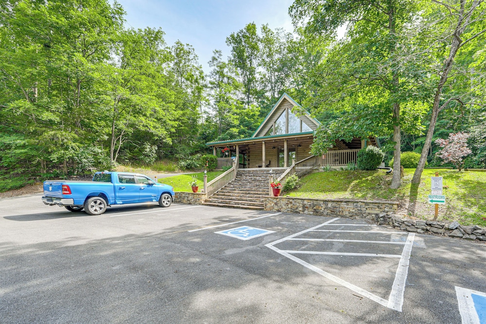 Smokies Cabin on Douglas Lake w/ Resort Pool