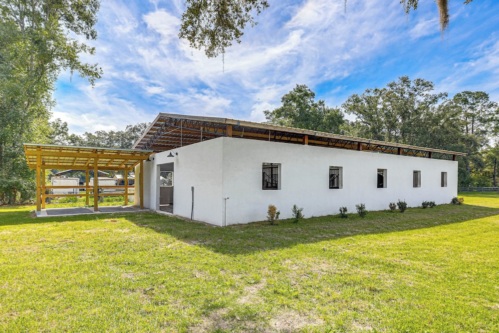 16 Mi to Wec: Horse-friendly Home on 5 Acres!