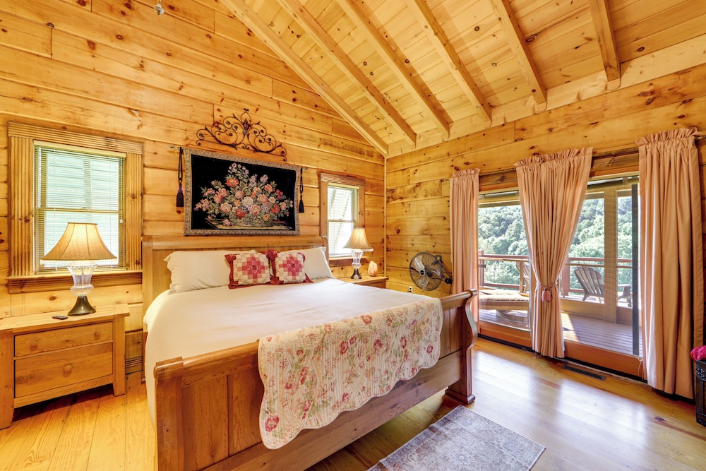 Panoramic Mountain Views & Decks: Franklin Cabin!