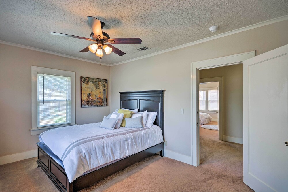 Inviting Lubbock Home > 1 Mi to Downtown view 3