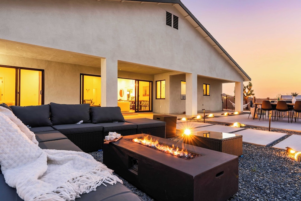 Bocce, Pool+spa, Game Room, Firepit Modern Oasis Yucca Haven by Avantstay