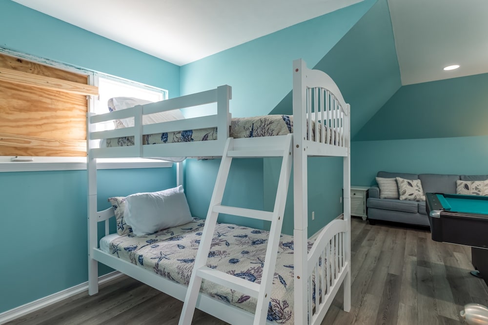 Strand Castle - Gulf Front! An Ideal Layout With Game Room, Small Private Pool, And Roof Top Crow's Nest! 4 Bedroom Home by RedAwning view 3