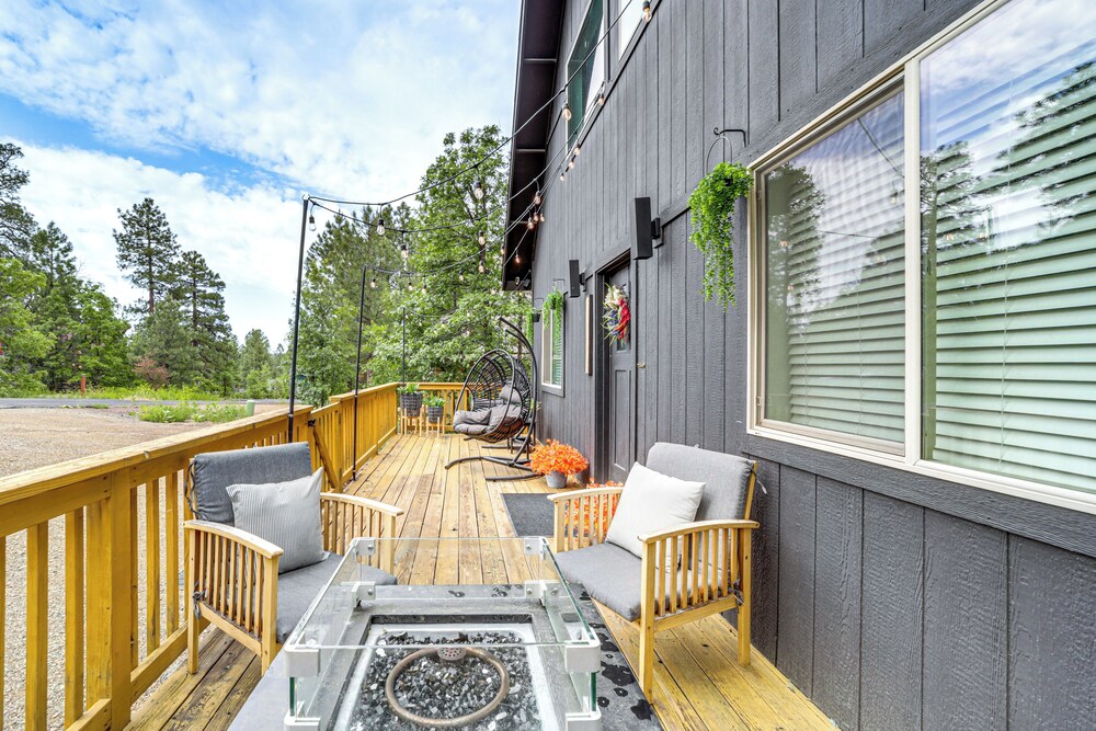 Walk to Trails: Modern Munds Park Mountain Retreat