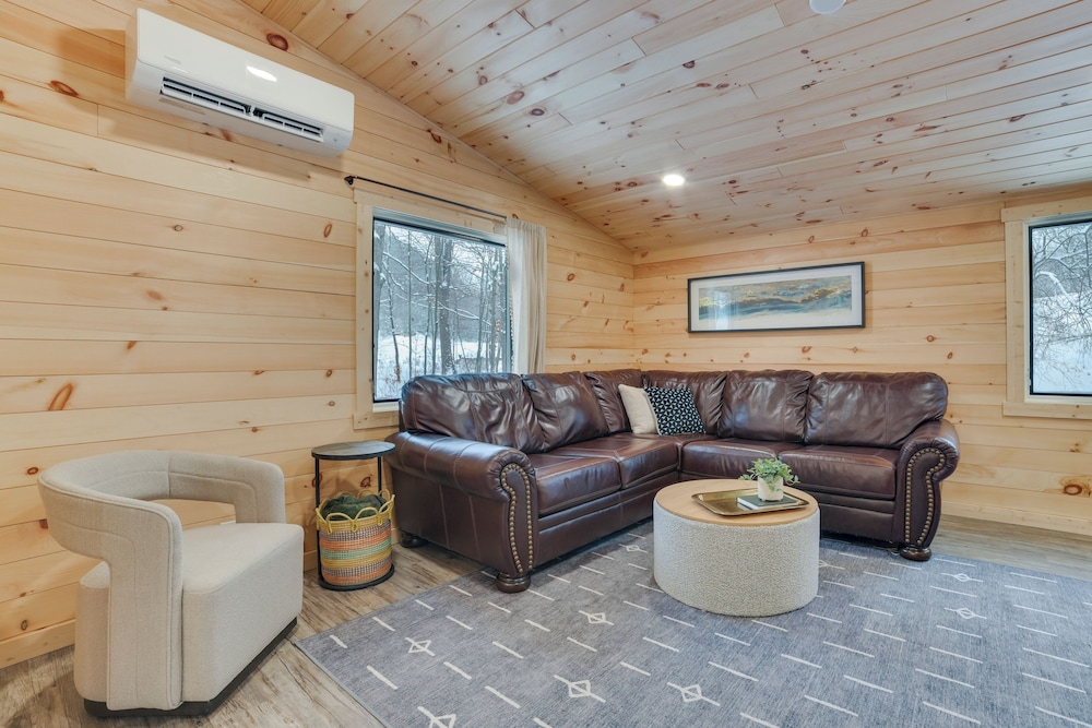8 Mi to Sleeping Bear Dunes: Creekside Cabin