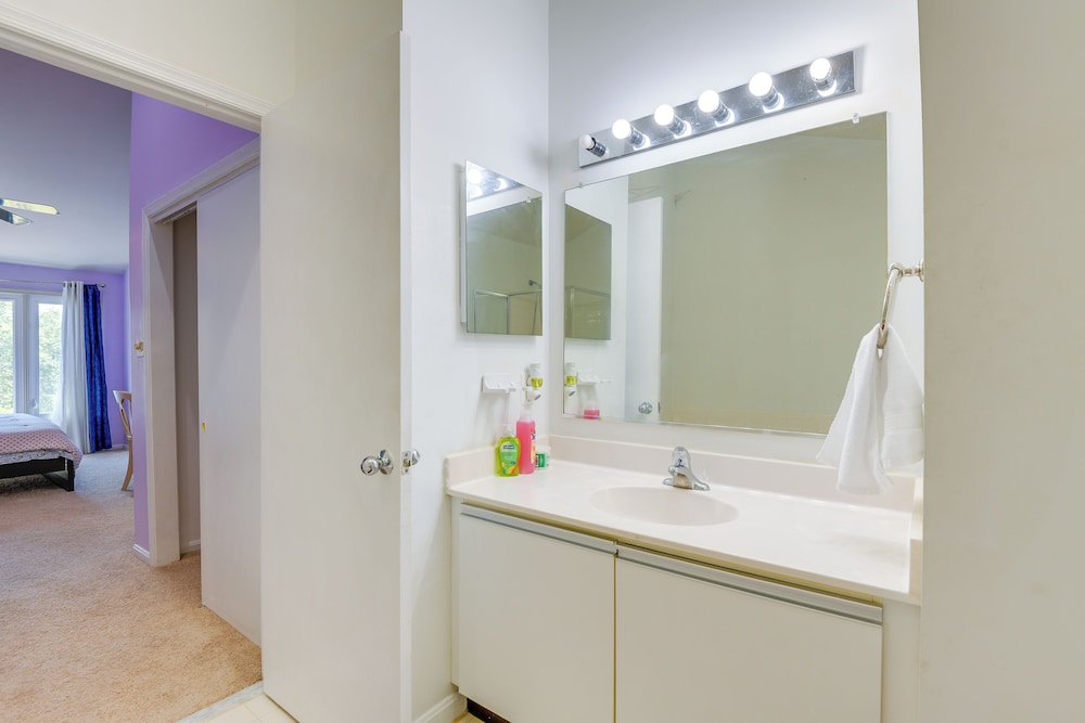 Close to Hospital & Dulles: Herndon Townhome