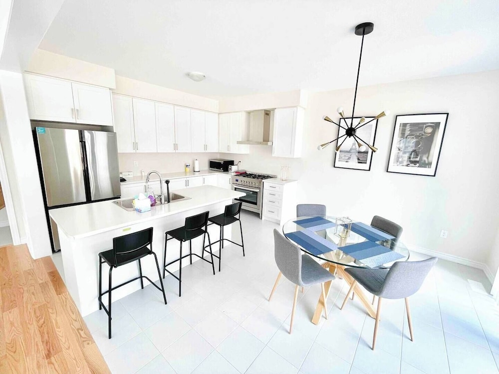 Brand New 5 Bedroom Home in West Niagara